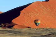 Heißluftballon vor der großen Düne im Sossusvlei auf der Enduro Reise durch Namibia