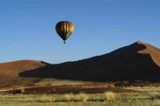 Heißluftballon in der Namib auf unserer Enduro Reise durch Namibia