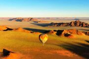 Heißluftballon über den Feenkreisen in der Namib auf unserer Enduro Reise durch Namibia