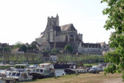 Blick auf Auxerre über die Yonne auf einer Motorradreise in das Burgund