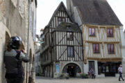 Die mittelalterliche Stadt Noyers auf einer Motorradreise in das Burgund