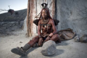 Himba Frau in ihrem Dorf bei Epupa am Kunene Namibia