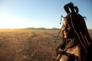 Junge Himbafrau der ockerroten Nomaden Namibias