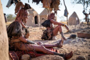 Himba Mädchen vor ihren traditionellen Hütten bei Kamanjab, Namibia