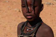 Himba Junge mit traditionellem Schmuck und Zöpfen, Namibia